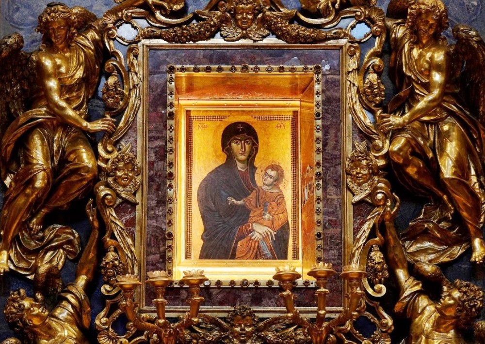 La madonna con il bambinoe tradizionalmente dipinta da Luca 'evangelista e conservata nella cappella Borghese in santa MAria MAggiore, utilizzata dai papi per invocare la fine delle pestilenze chiedendo laa salute per il popolo romano