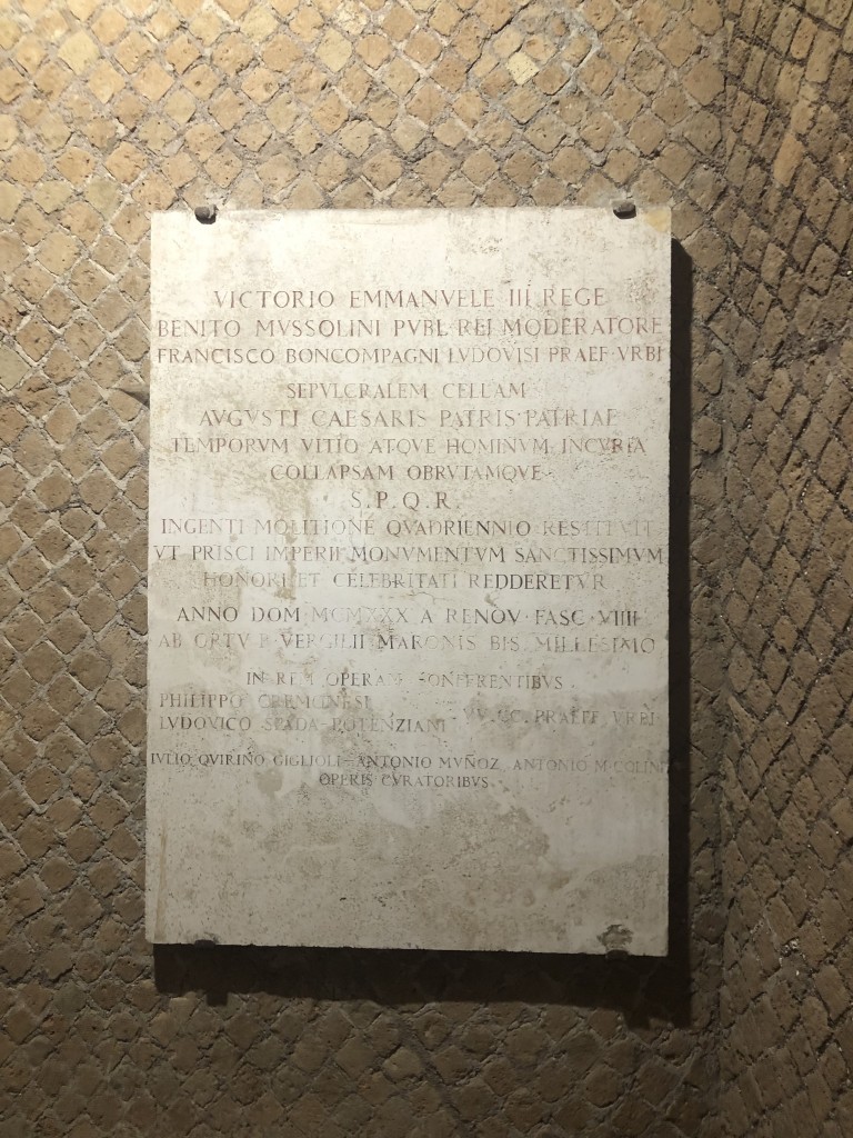 Lapide apposta da Mussolini al tempo del primo restauro negli anni Trenta che liberò l'area e isolò il monumento, constestualizzandolo