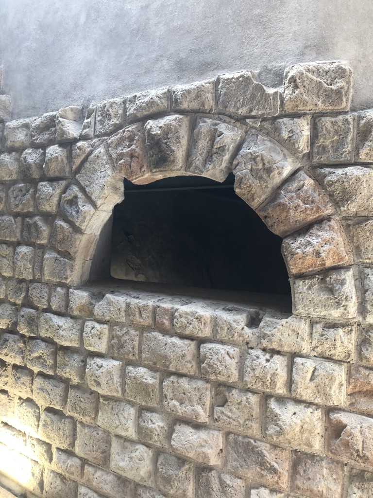 Una finestrella ricostruita, che pare il forno di una pizzeria