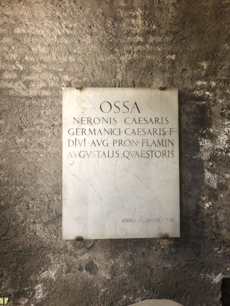 La lapide a ricordo della tomba di Nerone